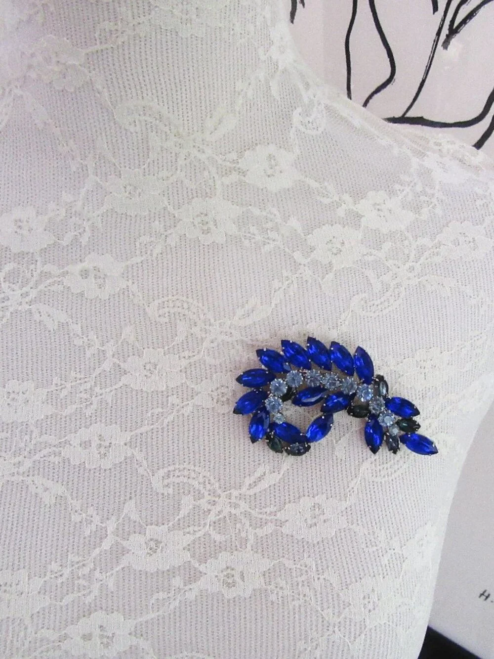 Blue rhinestone free from brooch with light & dark blue stones in silver setting